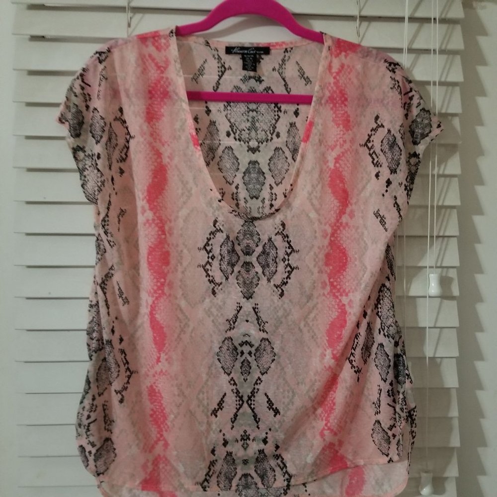 Kenneth Cole medium pink snake print light weight short sleeve top